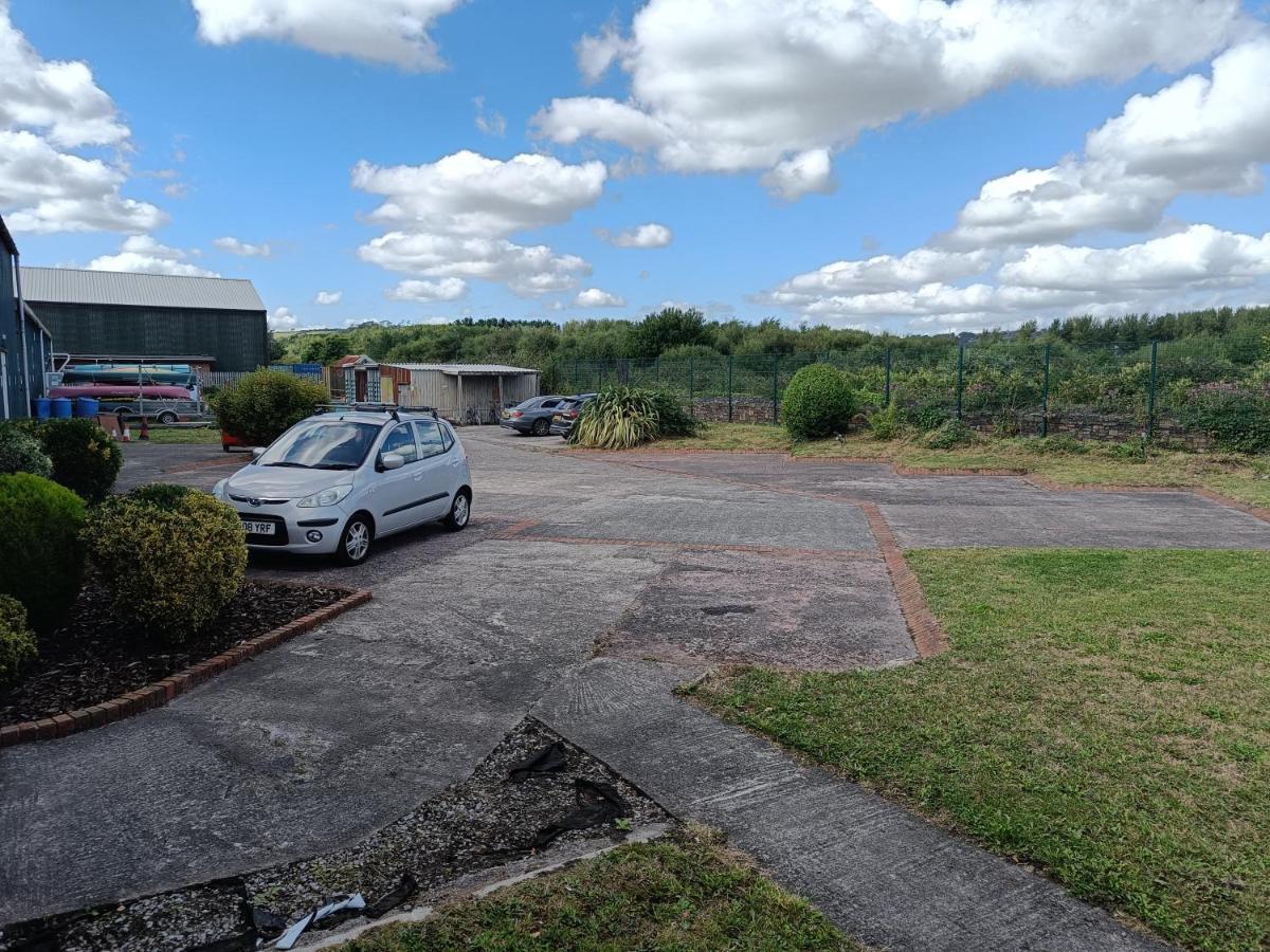 Y Doc At World Horizons Community Hub Vandrarhem Llanelli Exteriör bild